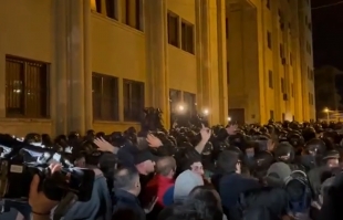 17.04.2024. Спецназ в Тбилиси применил слезоточивый газ на митинге против закона об иноагентах